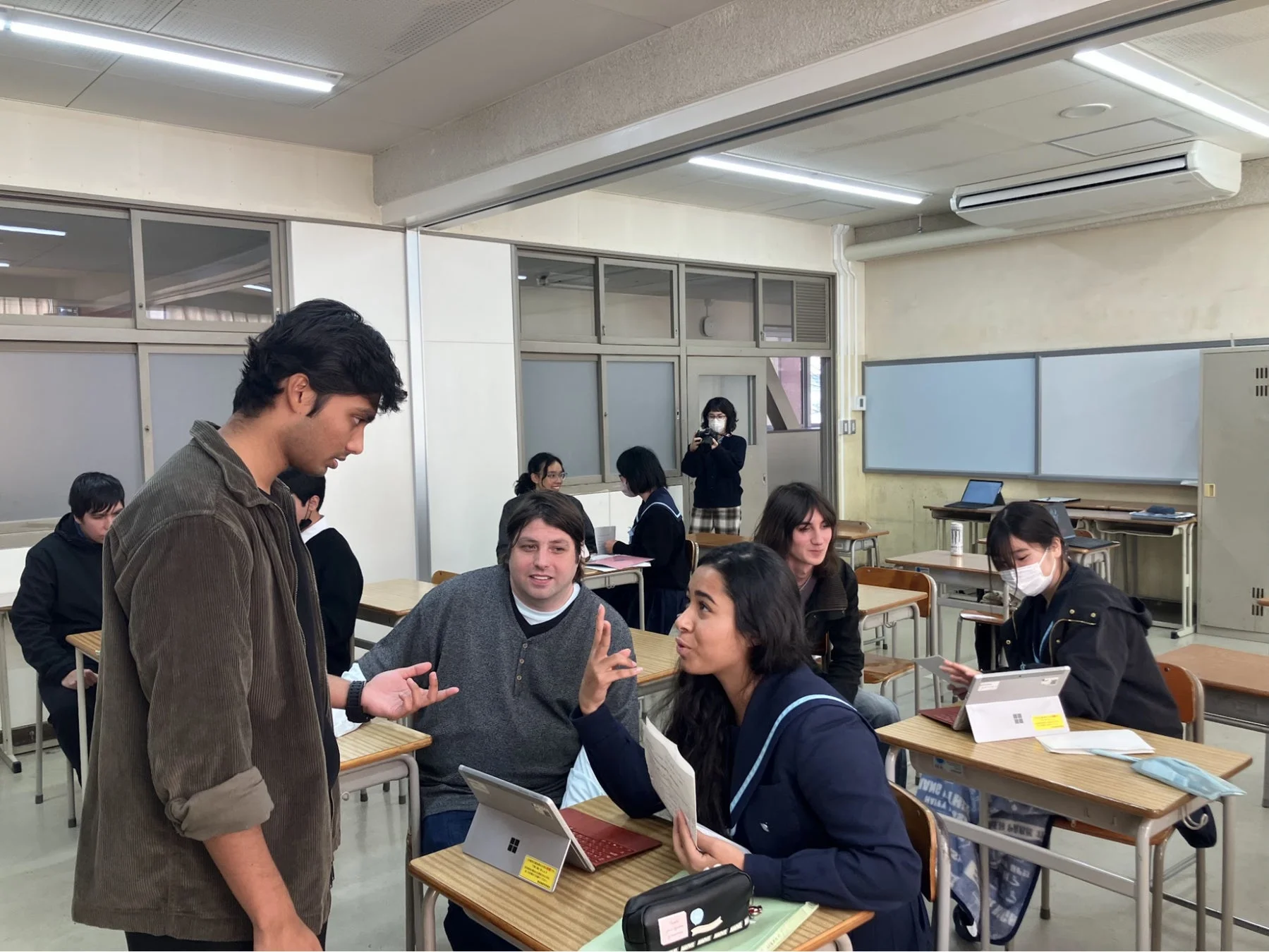 タブレットを使いグループワークする様子