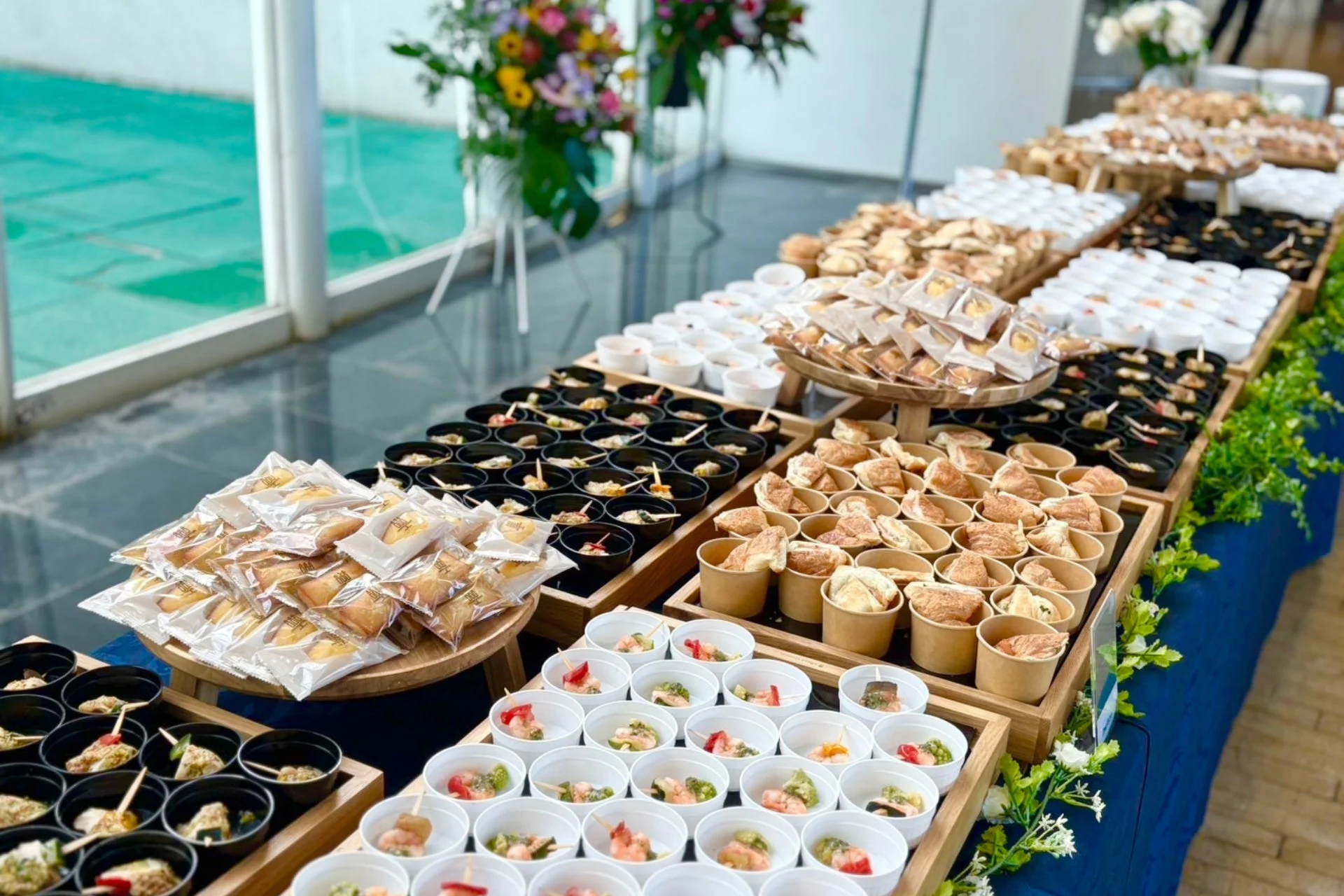 様々な軽食やオードブルが並べられたビュッフェ形式のケータリングテーブル