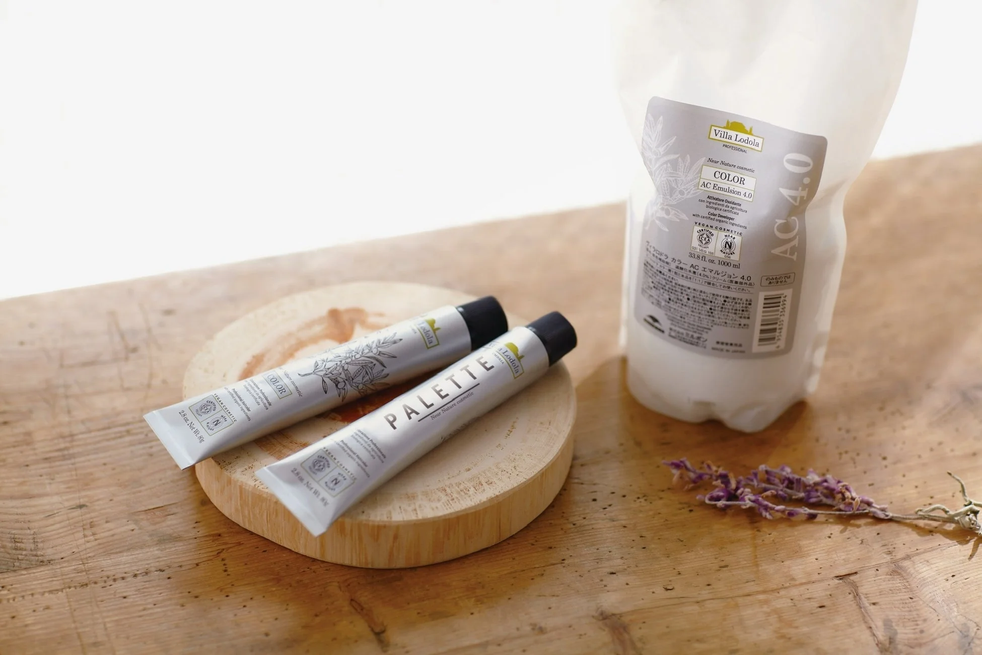 ヴィラロドラのヘアカラー製品とラベンダー