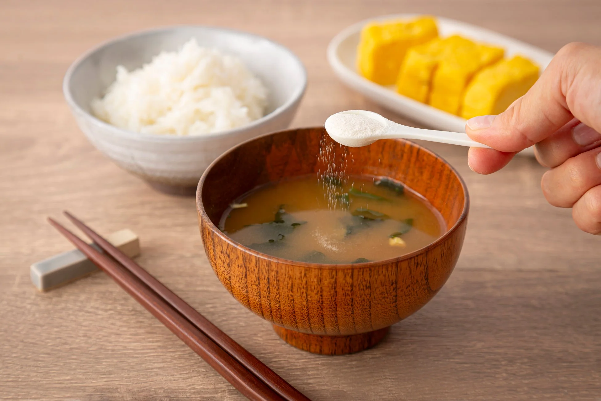 味噌汁にAyoを混ぜる様子