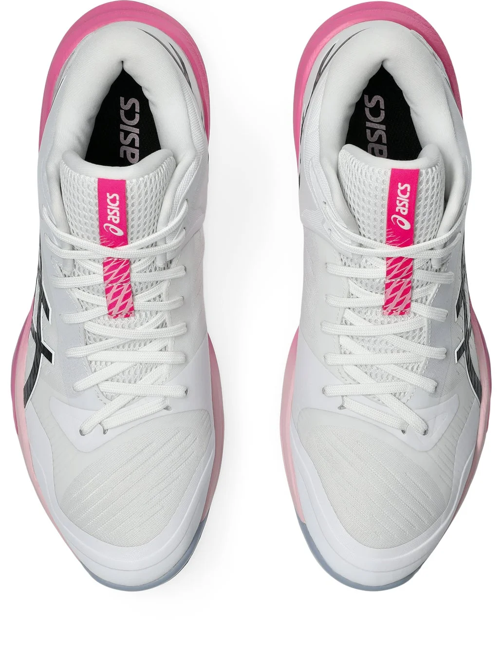 白とピンクのカラーリングが特徴的なアシックス製のスポーツシューズが、上から撮影された画像です。シューズのロゴとデザインが鮮明に写っています。