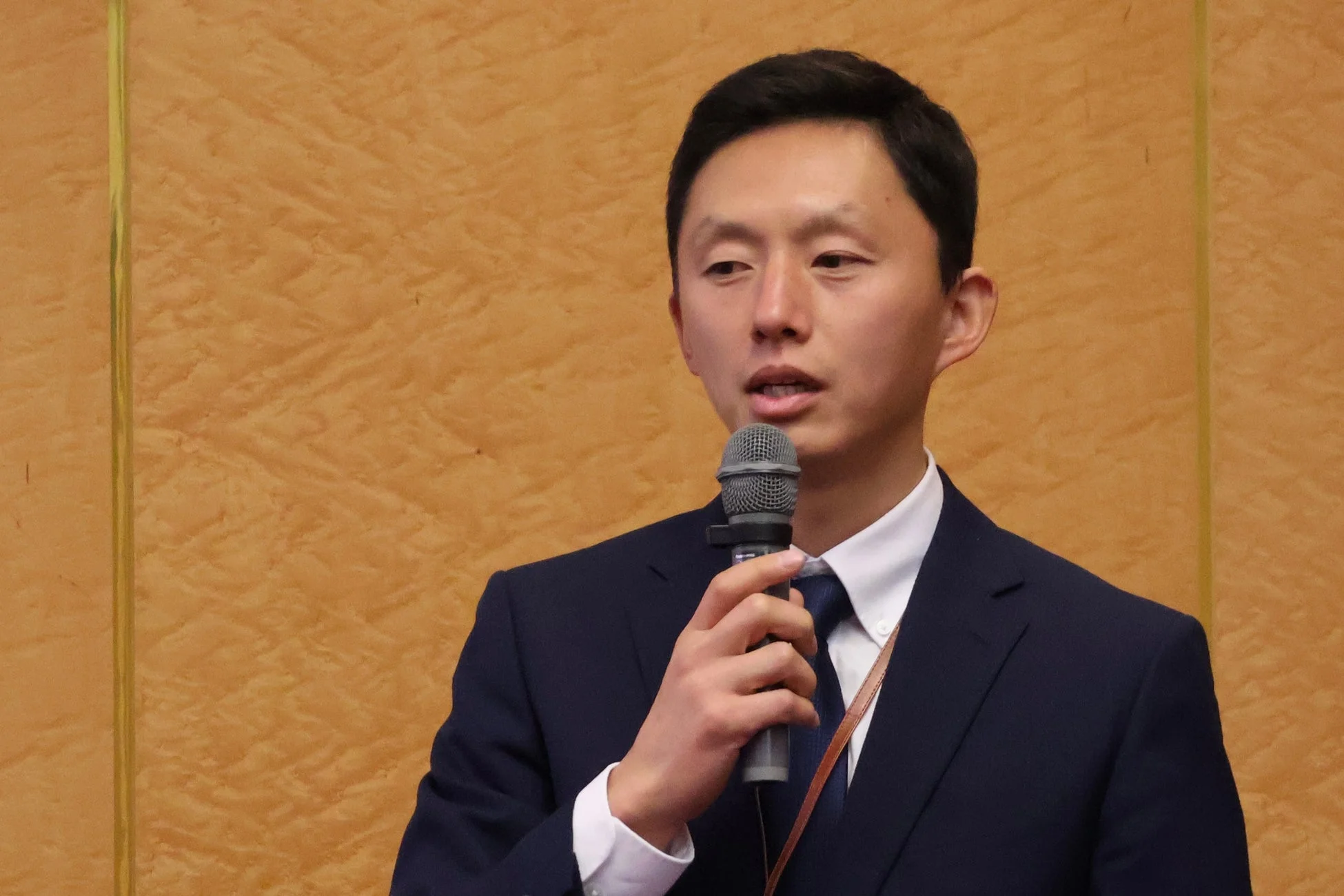 プレゼンテーションを行う男性