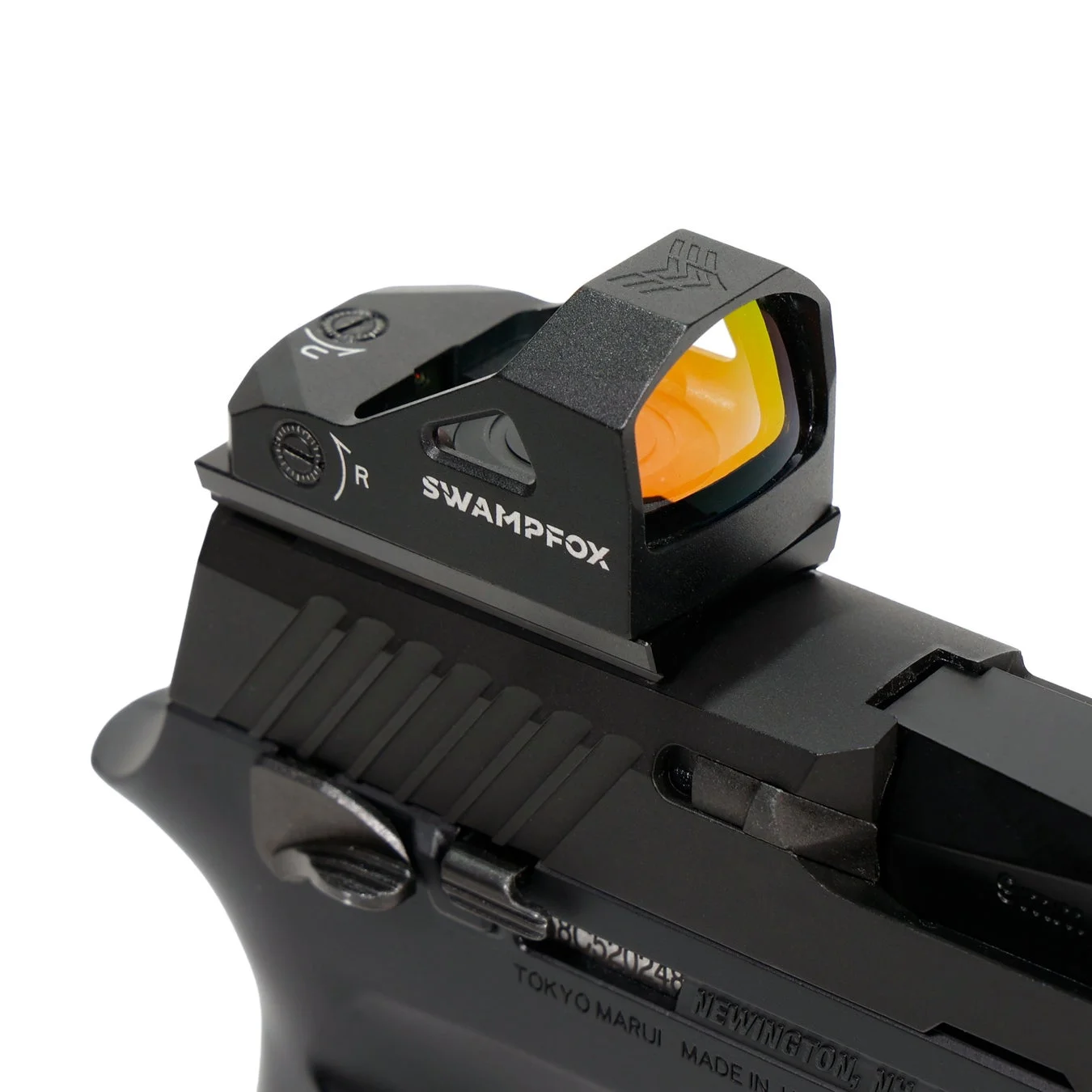 Swampfox製ドットサイトが装着されたハンドガン