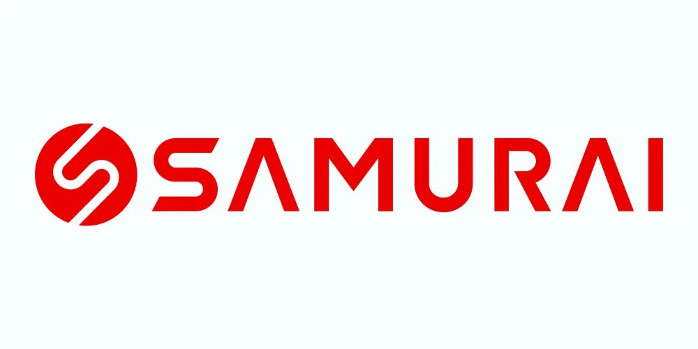白い背景に赤色で「SAMURAI」という文字と、その左に「S」をモチーフにした円形のロゴが配置されたシンプルなデザイン