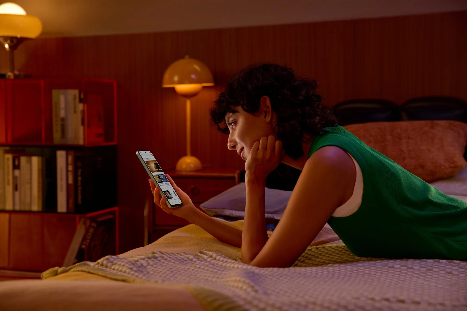 スマートフォンを操作する女性