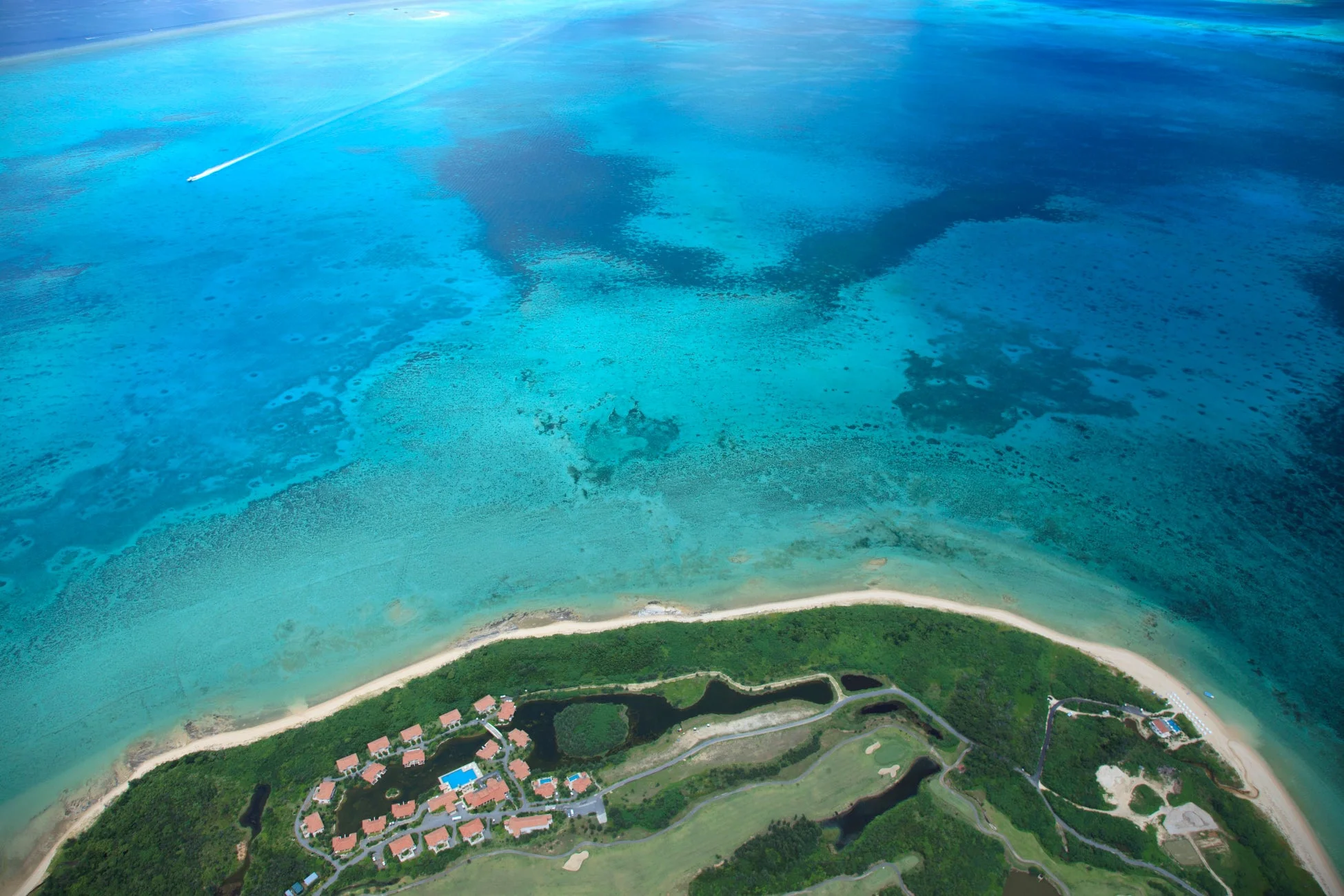 航空写真、ビーチ、海、リゾート、ゴルフ場、熱帯、青い海、ターコイズブルー、島、船、休暇、景色、自然、海岸線