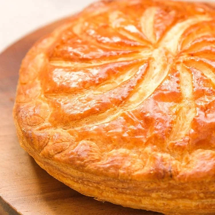 パイ,デザート,焼き菓子,ガレットデロワ,お菓子,菓子,食べ物,スイーツ,ペストリー,サクサク,焼き色,ゴールデンブラウン,木目