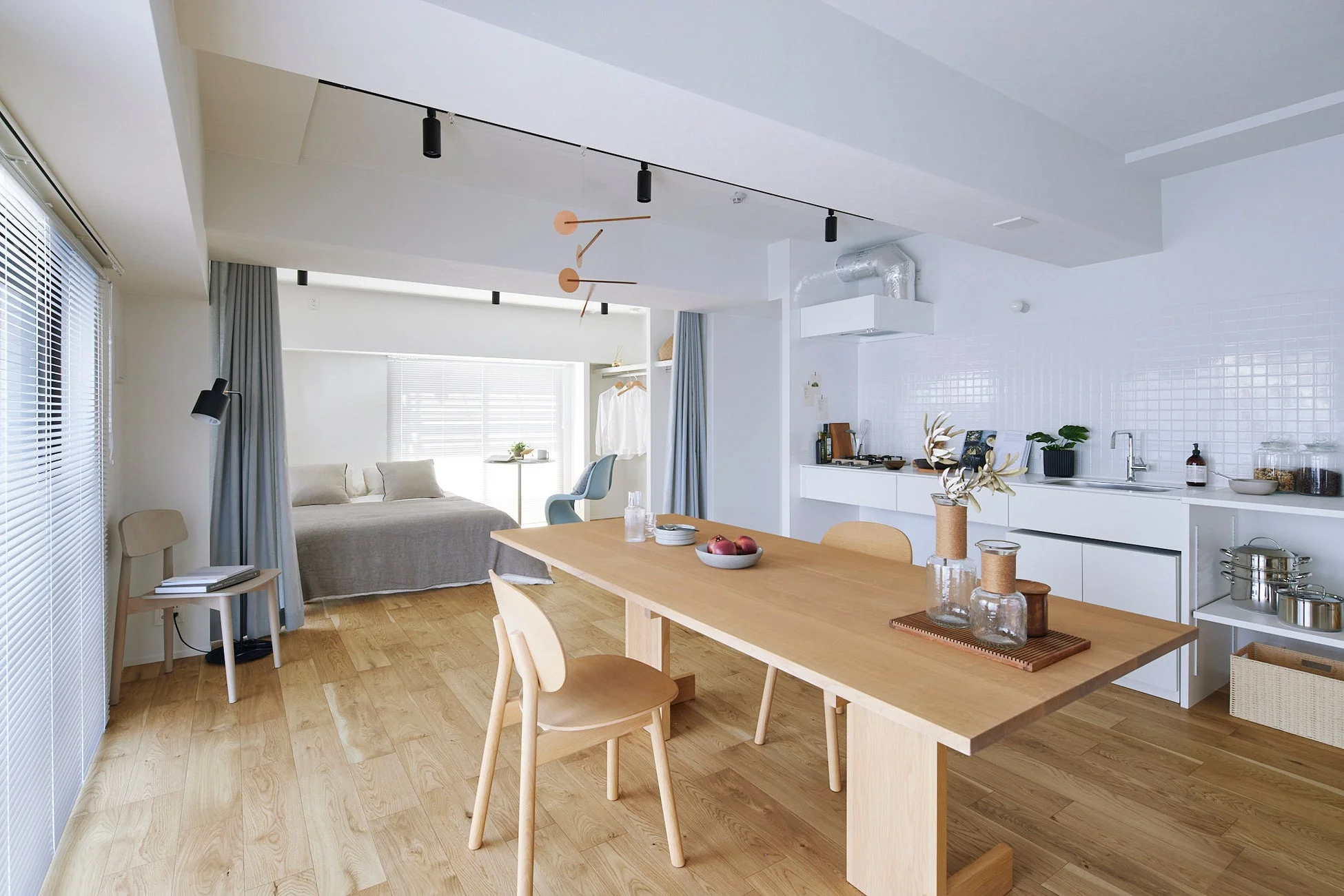 明るく開放的なワンルームマンションのインテリア