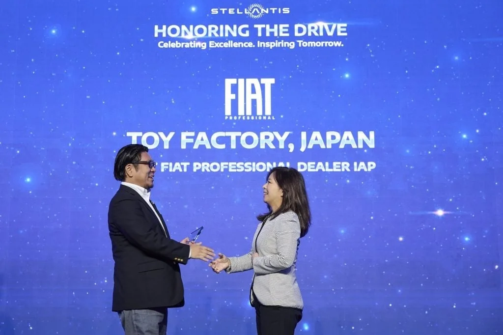 ステランティス『インドアジアパシフィックリージョンディーラーアワード』最優秀賞受賞の様子