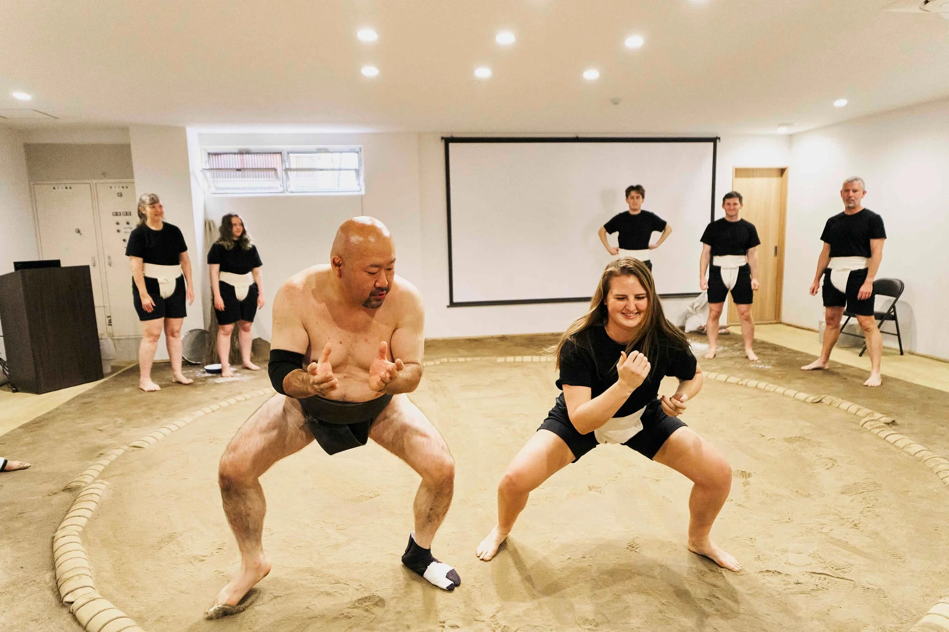 力士が相撲の基本姿勢を指導