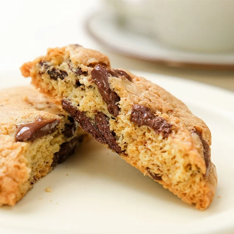 割れたチョコレートチップクッキーの断面