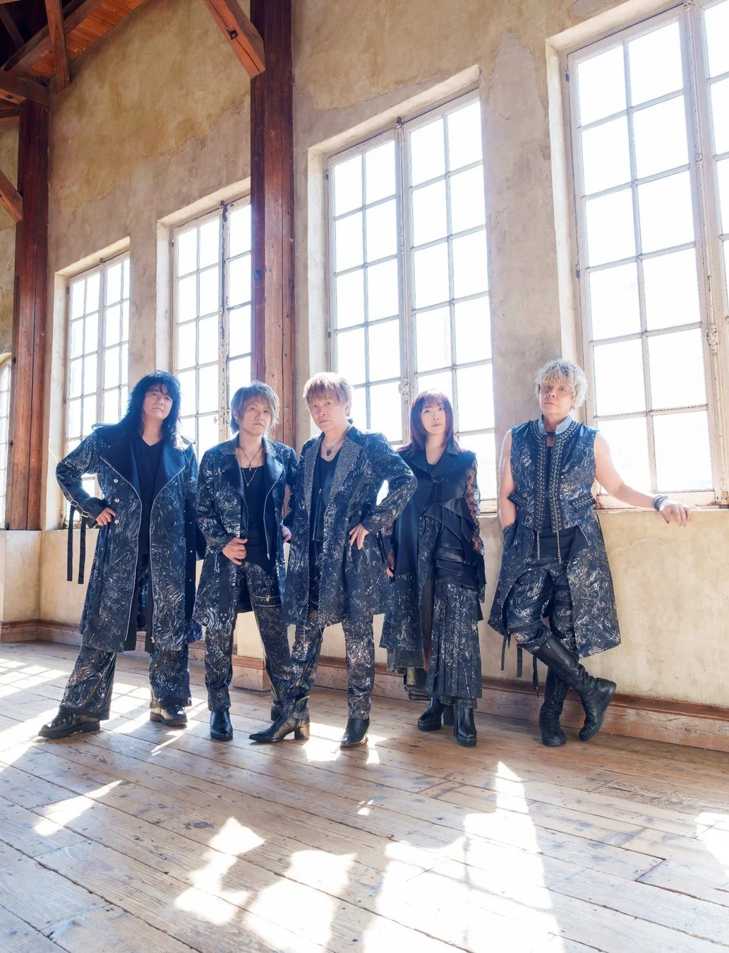 5人組のロックバンドの集合写真