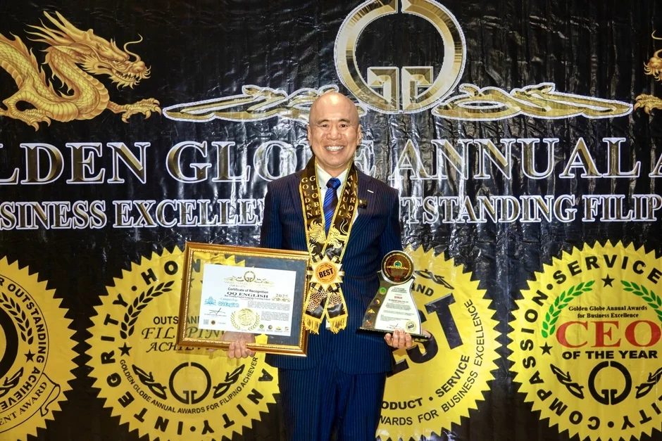 CEOがゴールデングローブ賞のトロフィーと賞状を持つ