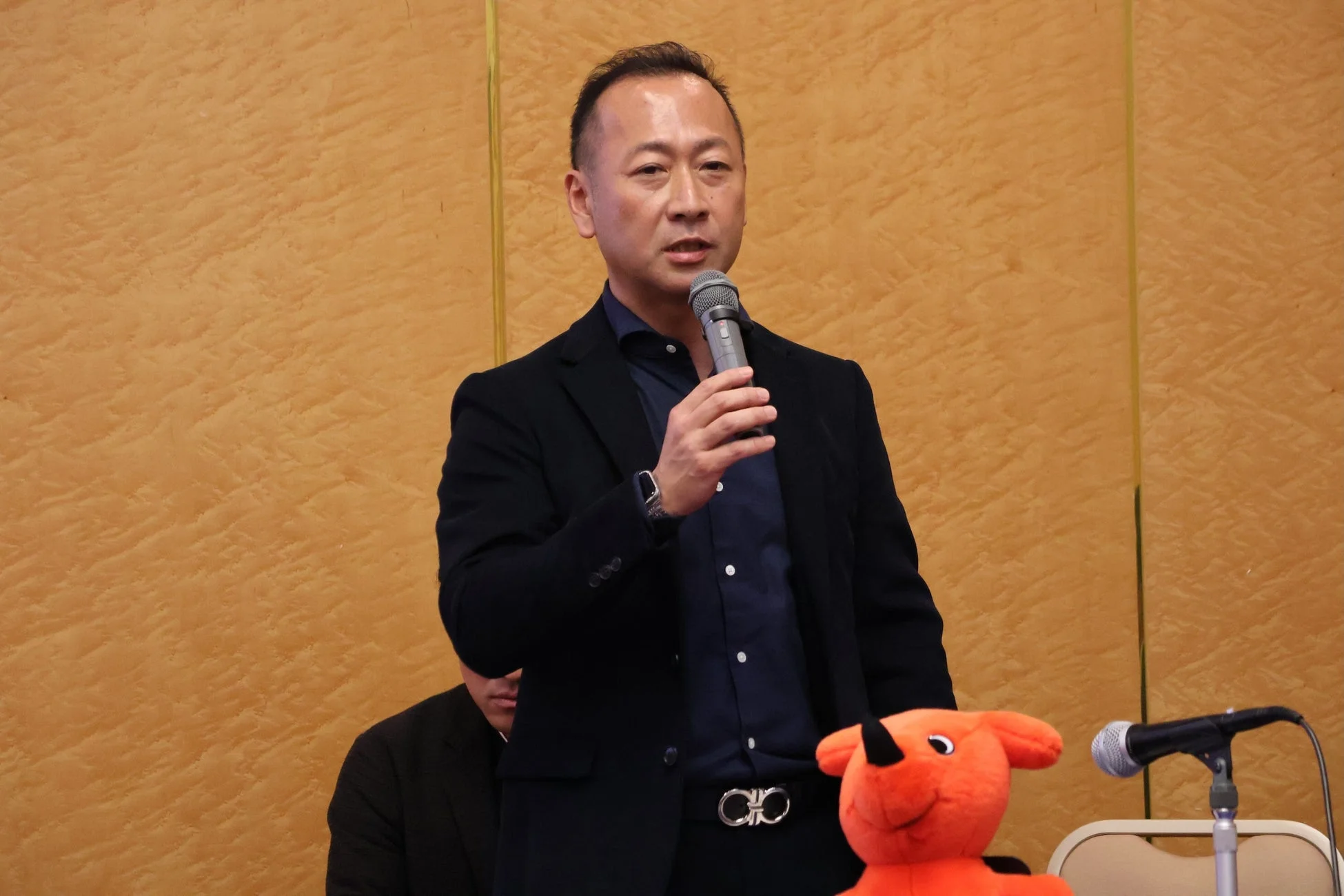 プレゼンテーションを行う男性