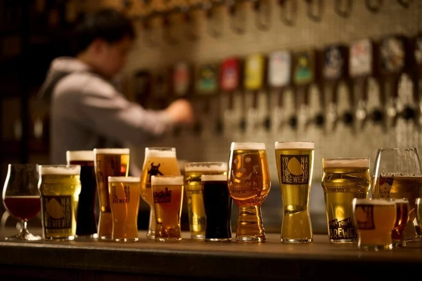 バーカウンターに並ぶビールグラス