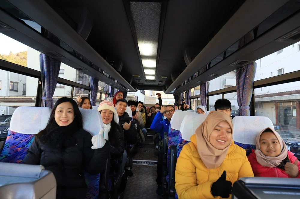 バス車内の人々