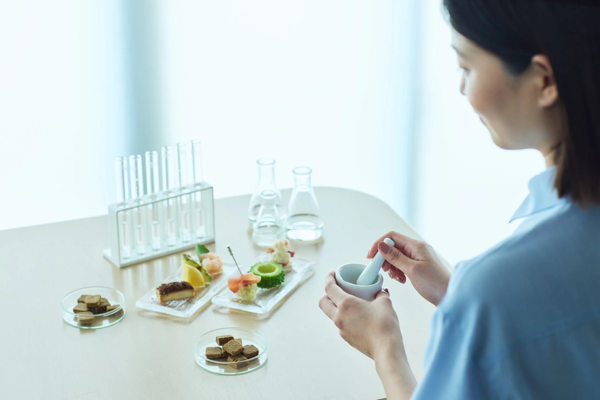 研究、実験、食品、科学、開発、女性、薬研、試食、栄養、ラボ