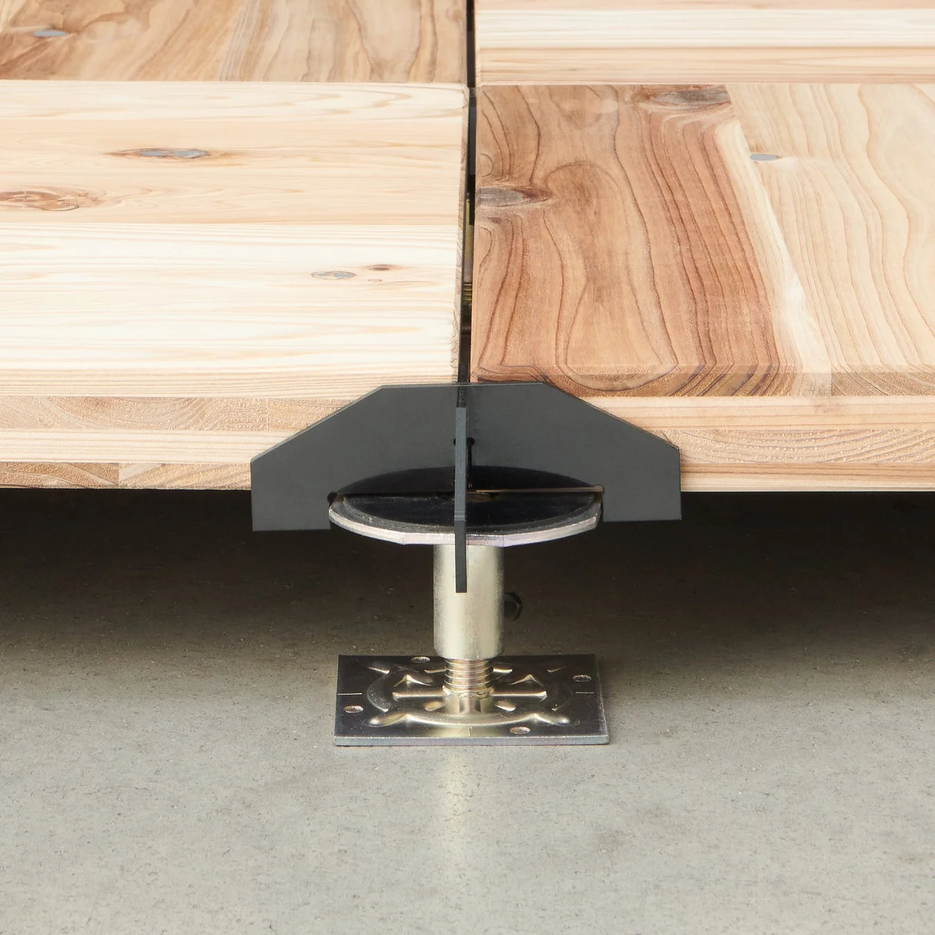 調整脚と木製パネル