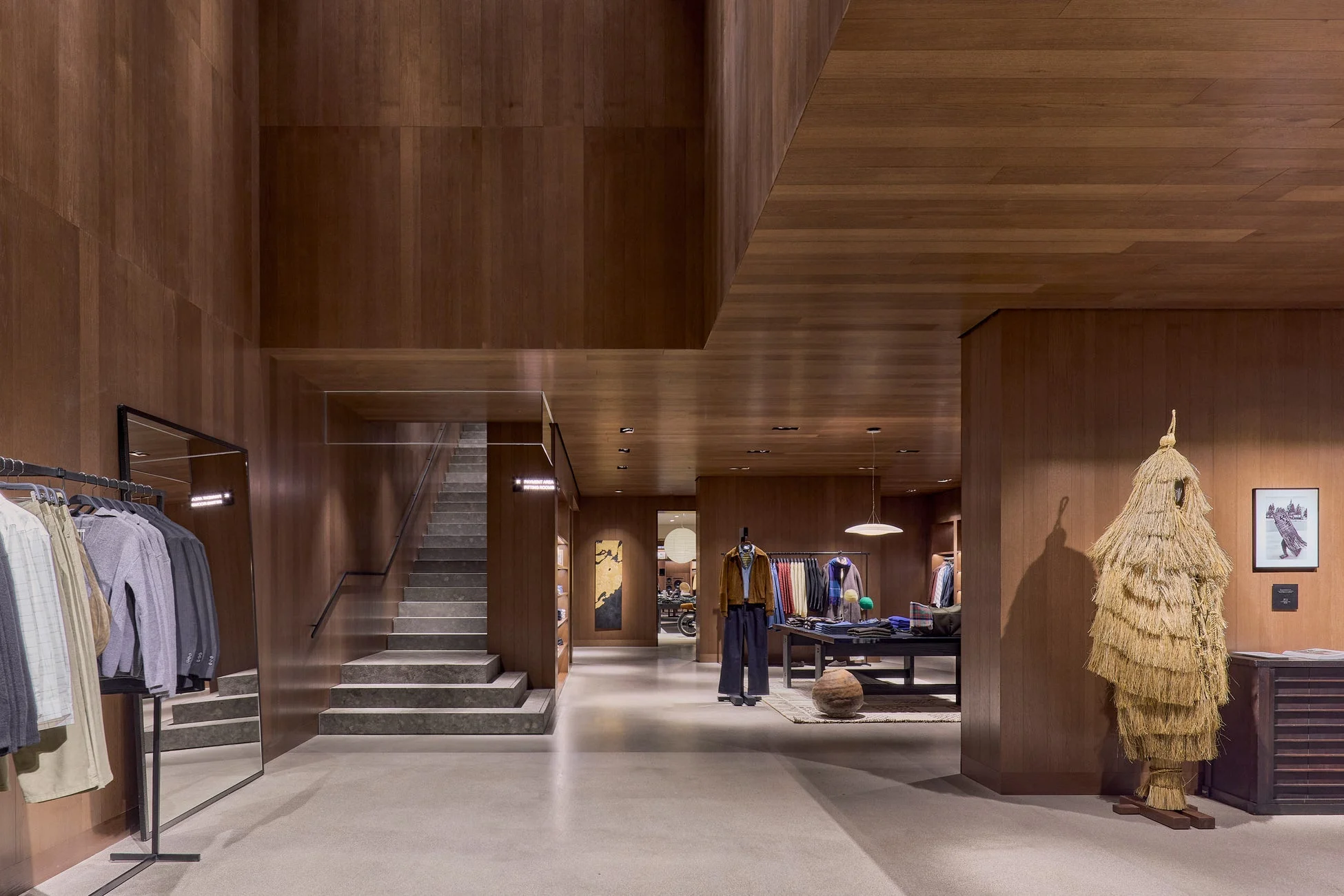 ブティック内部、階段と試着室表示