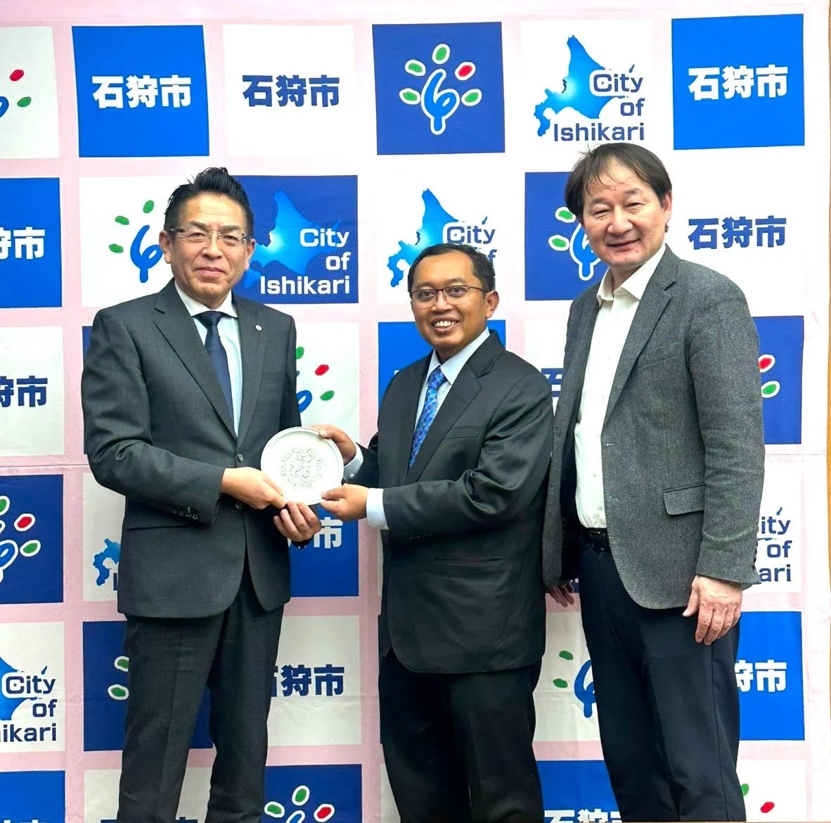 石狩市での贈呈式の様子