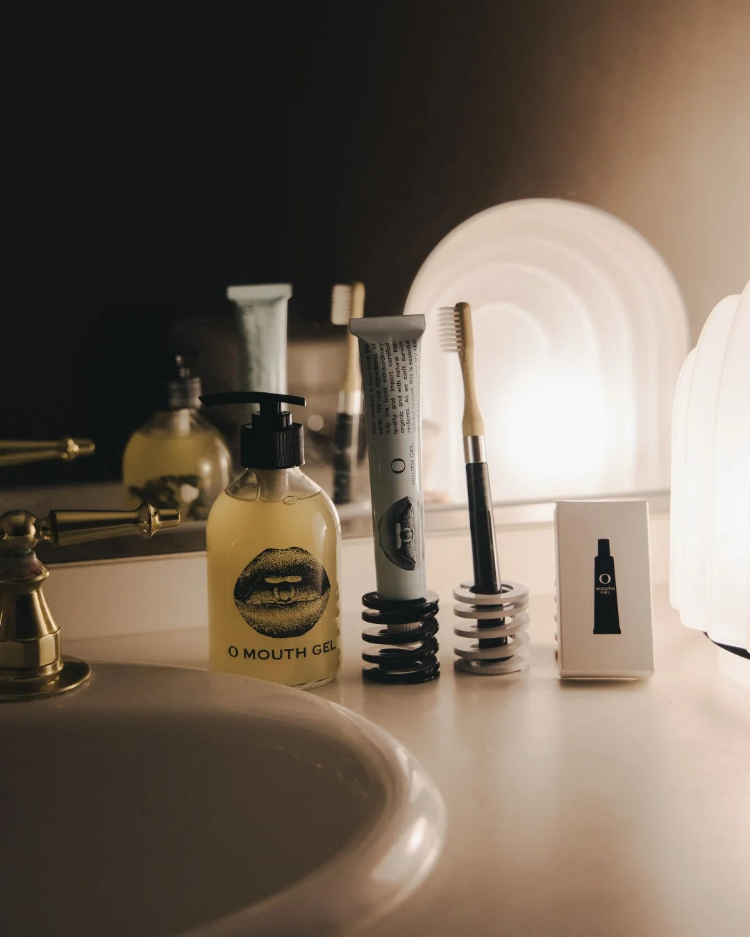 洗面台に置かれたO MOUTH GEL