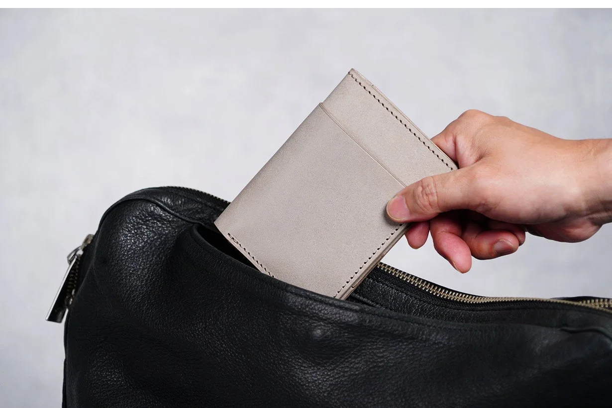 手、財布、カードケース、小物入れ、バッグ、革、レザー、収納、持ち運び、ファッション小物、グレー、黒、生活、日常
