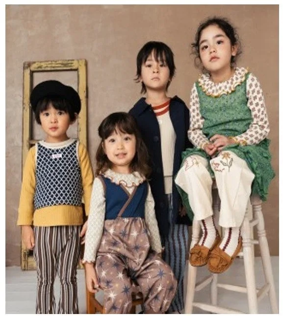 レトロな雰囲気の衣装をまとった4人の子供たち