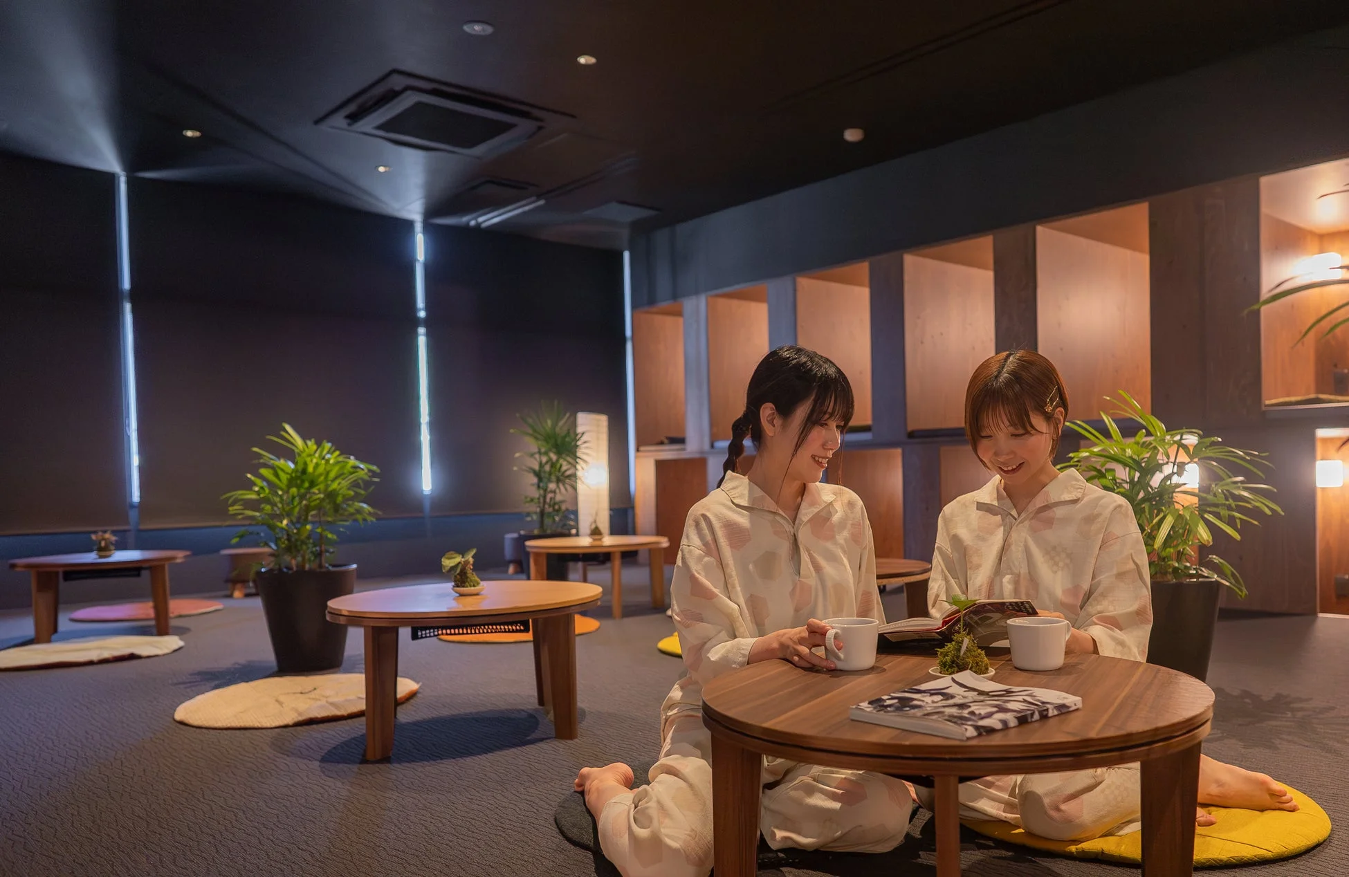 温泉と発酵 おふろcafe 白寿の湯の湯あがりラウンジ