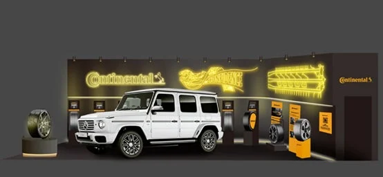 コンチネンタルタイヤの展示ブースで、白いメルセデス・ベンツGクラスが中央に置かれている。