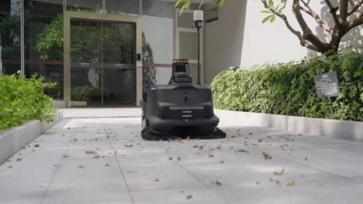 掃除ロボットが屋外の落ち葉を掃く様子