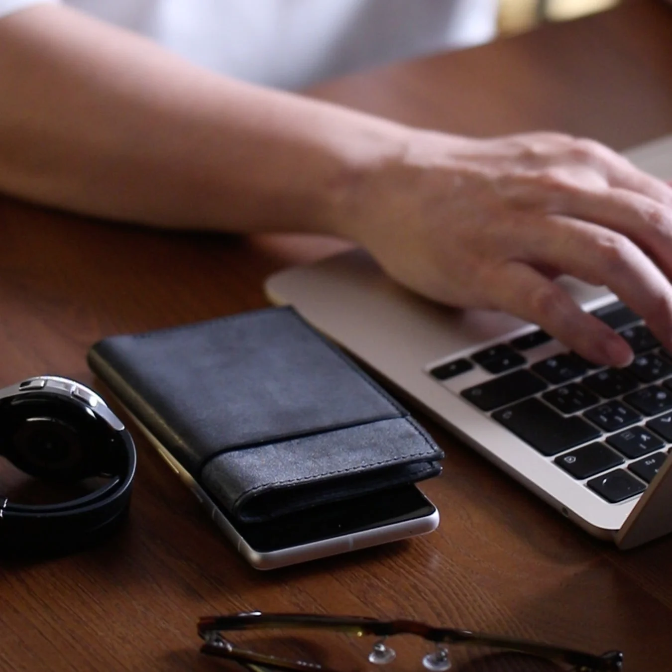 ノートパソコン、ラップトップ、作業、仕事、ビジネス、デスク、木目、スマートウォッチ、財布、スマホ、眼鏡、テレワーク、在宅勤務、デジタルライフ、ライフスタイル