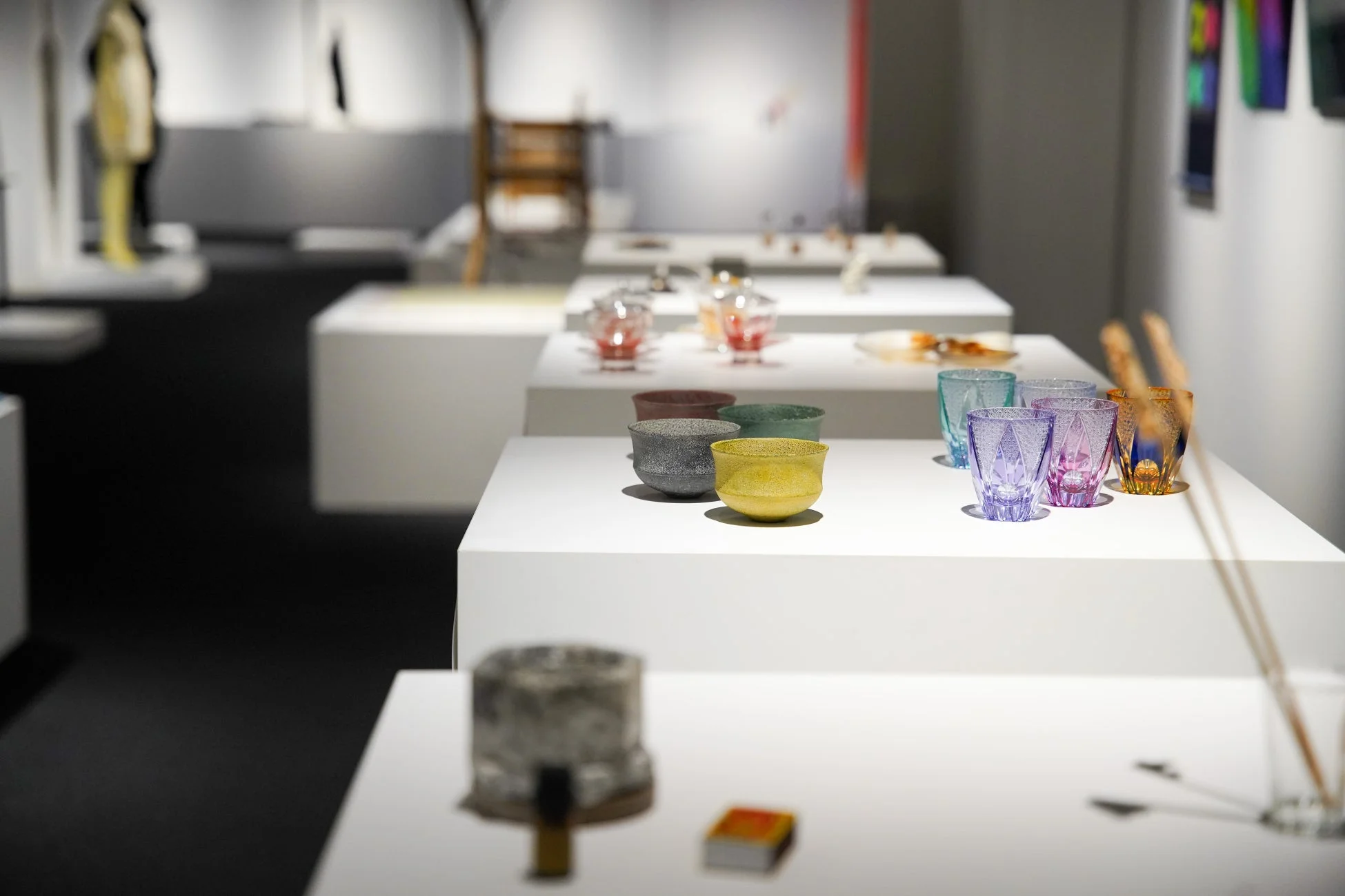 ギャラリーに展示された現代的な工芸品