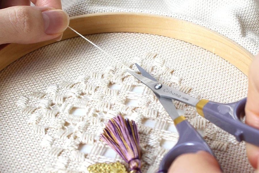 小ばさみを使用している様子