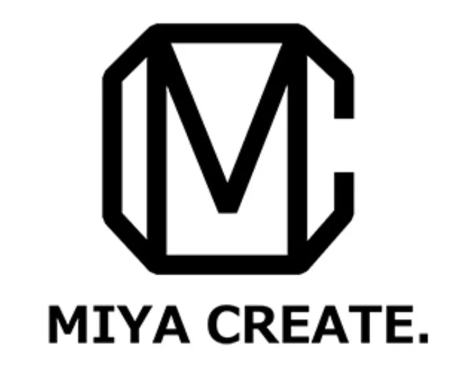 「MIYA CREATE.」という文字と、MとCの文字を組み合わせたモノクロの幾何学的なロゴマーク