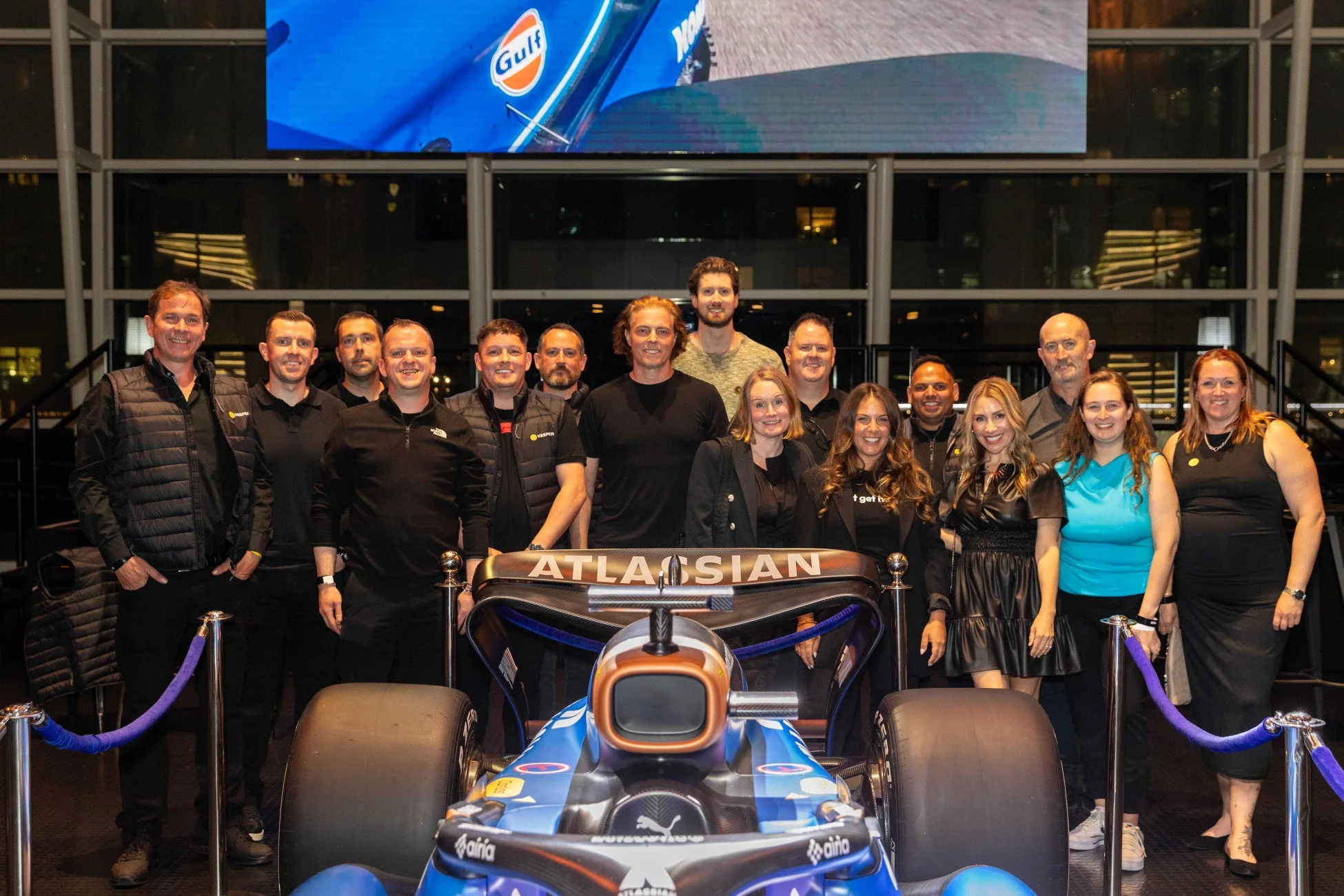 Williams Racing F1カーとチームメンバーの集合写真