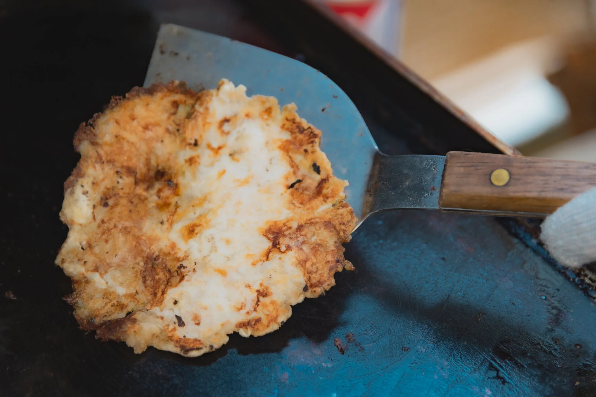 鉄板の上で牡蠣せんべいを焼いている様子