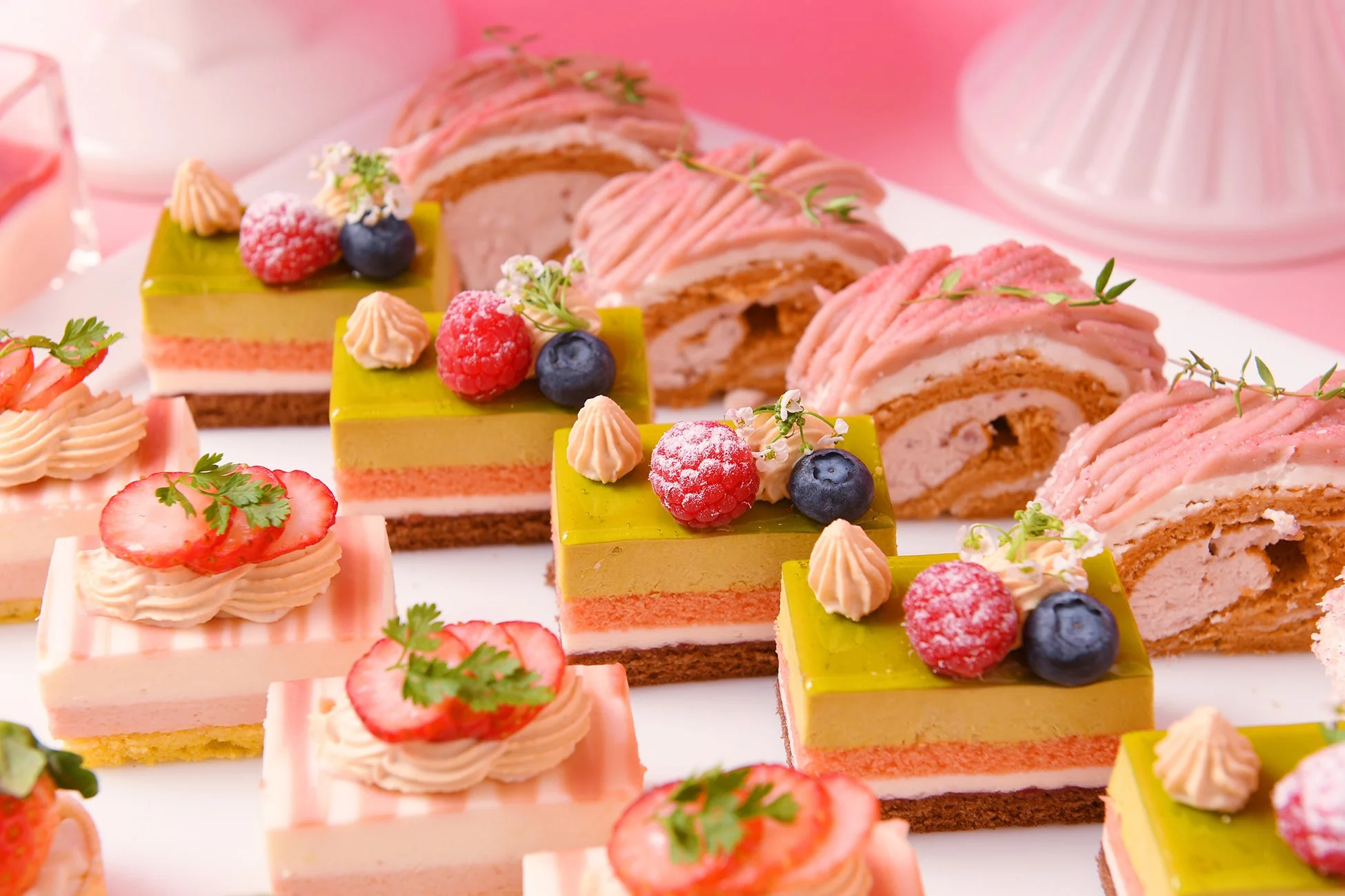 カラフルなスイーツ盛り合わせ