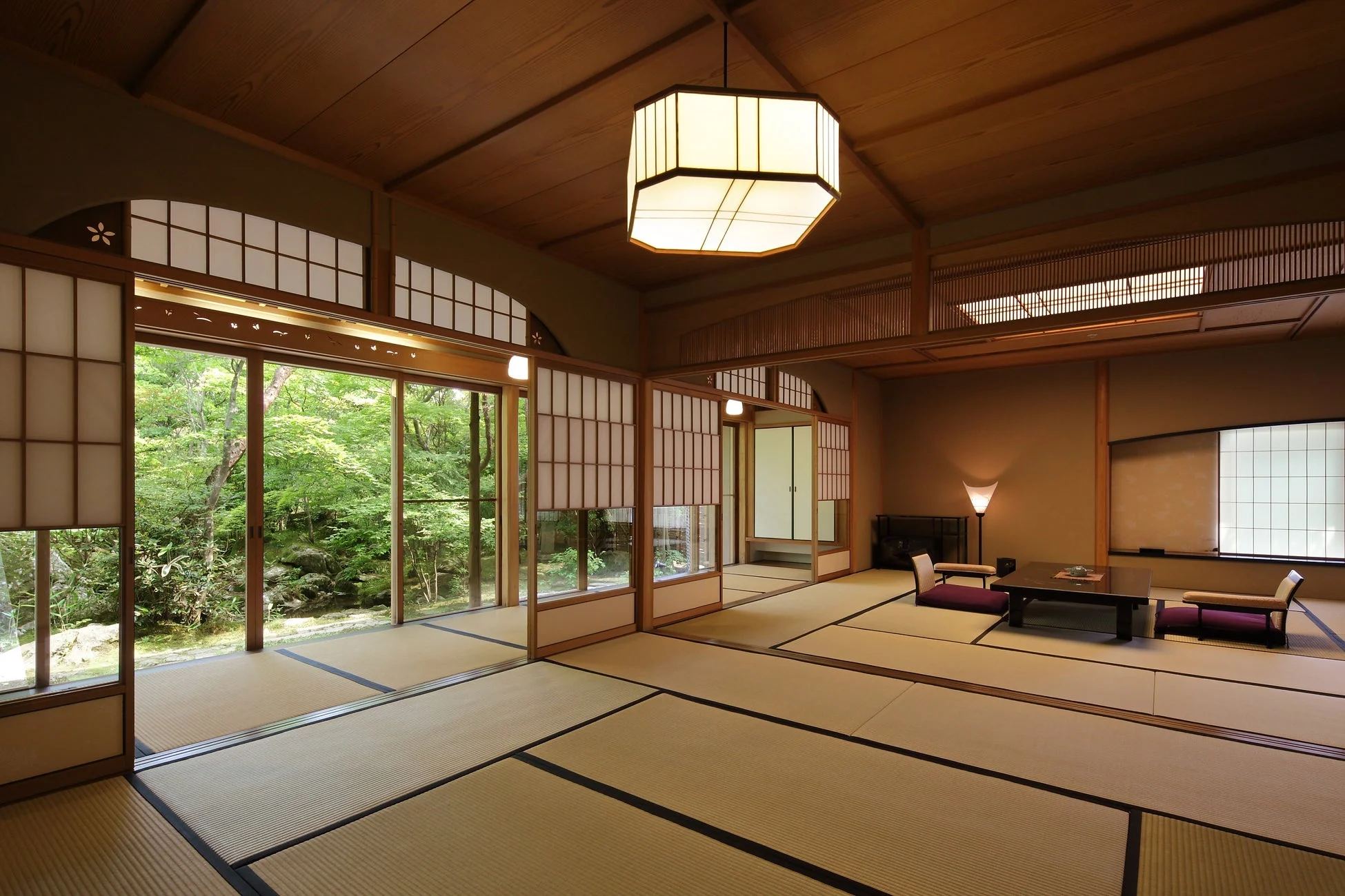 広々とした伝統的な和室