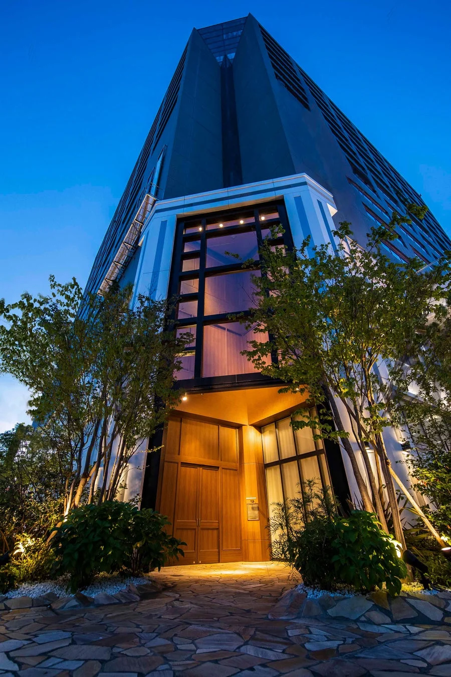 モダンな高層ビルのエントランス夜景