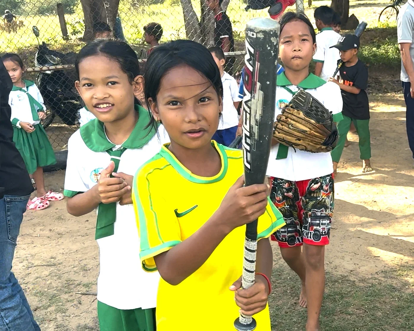 子どもたちがバットとグローブを持つ様子