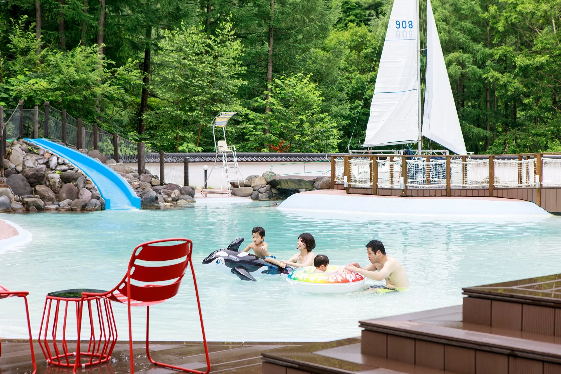 家族でプールを楽しむ様子