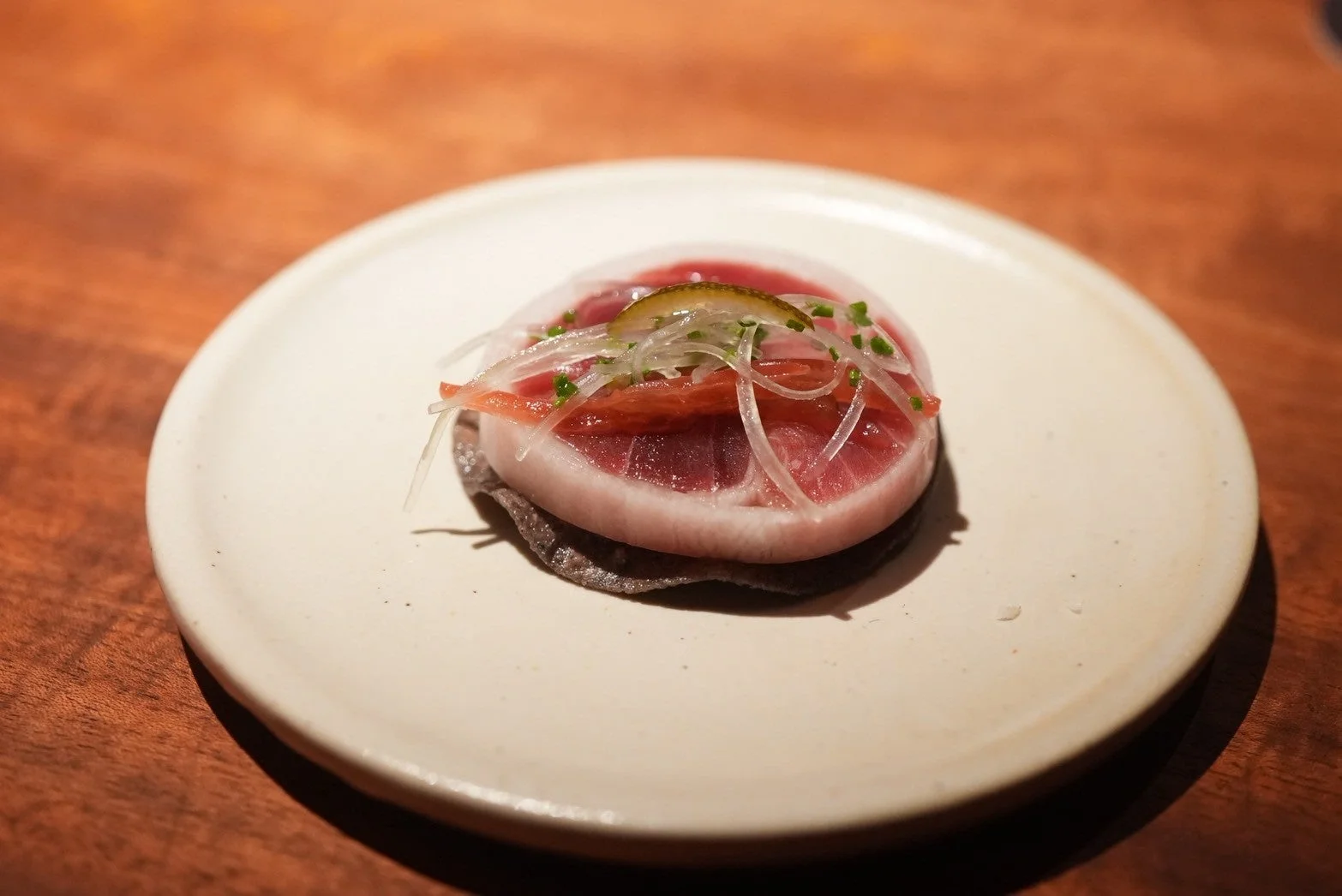 薄切りの魚と玉ねぎの前菜