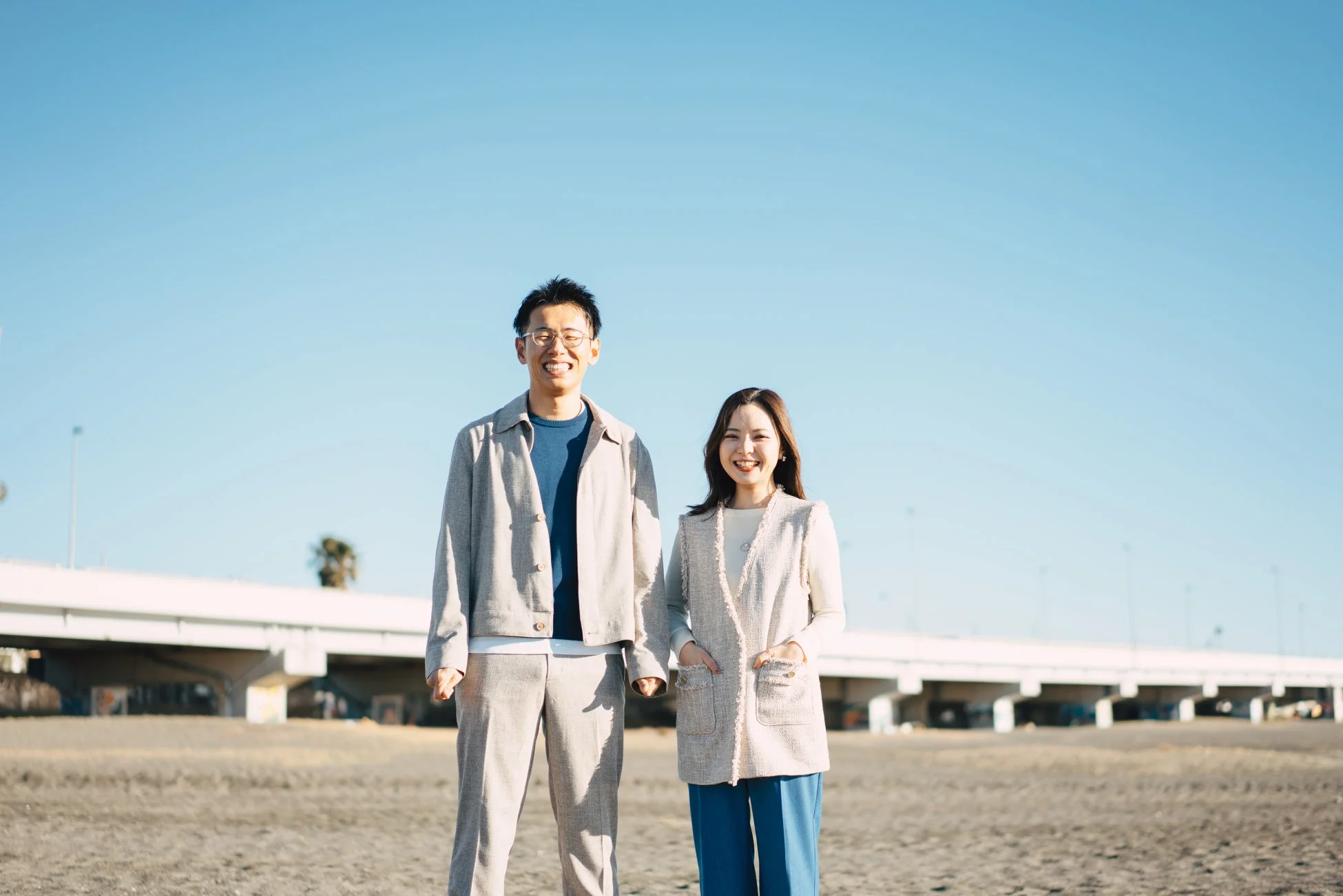 笑顔で並んで立つアジア人カップルのポートレート