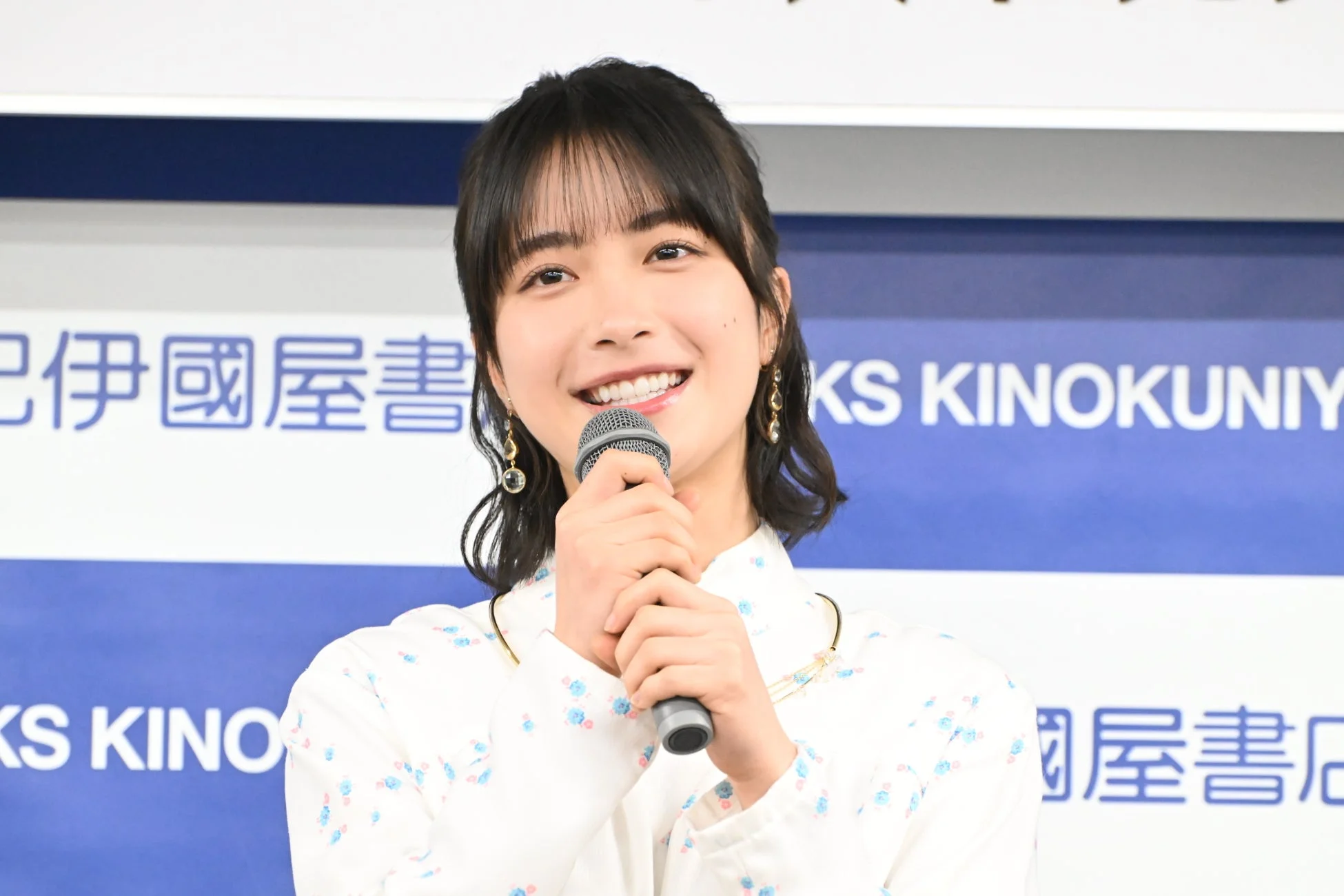 マイクを手に笑顔で話す藤﨑ゆみあ