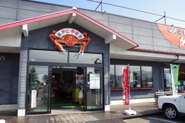 カニの大きなオブジェが特徴的な建物の入り口