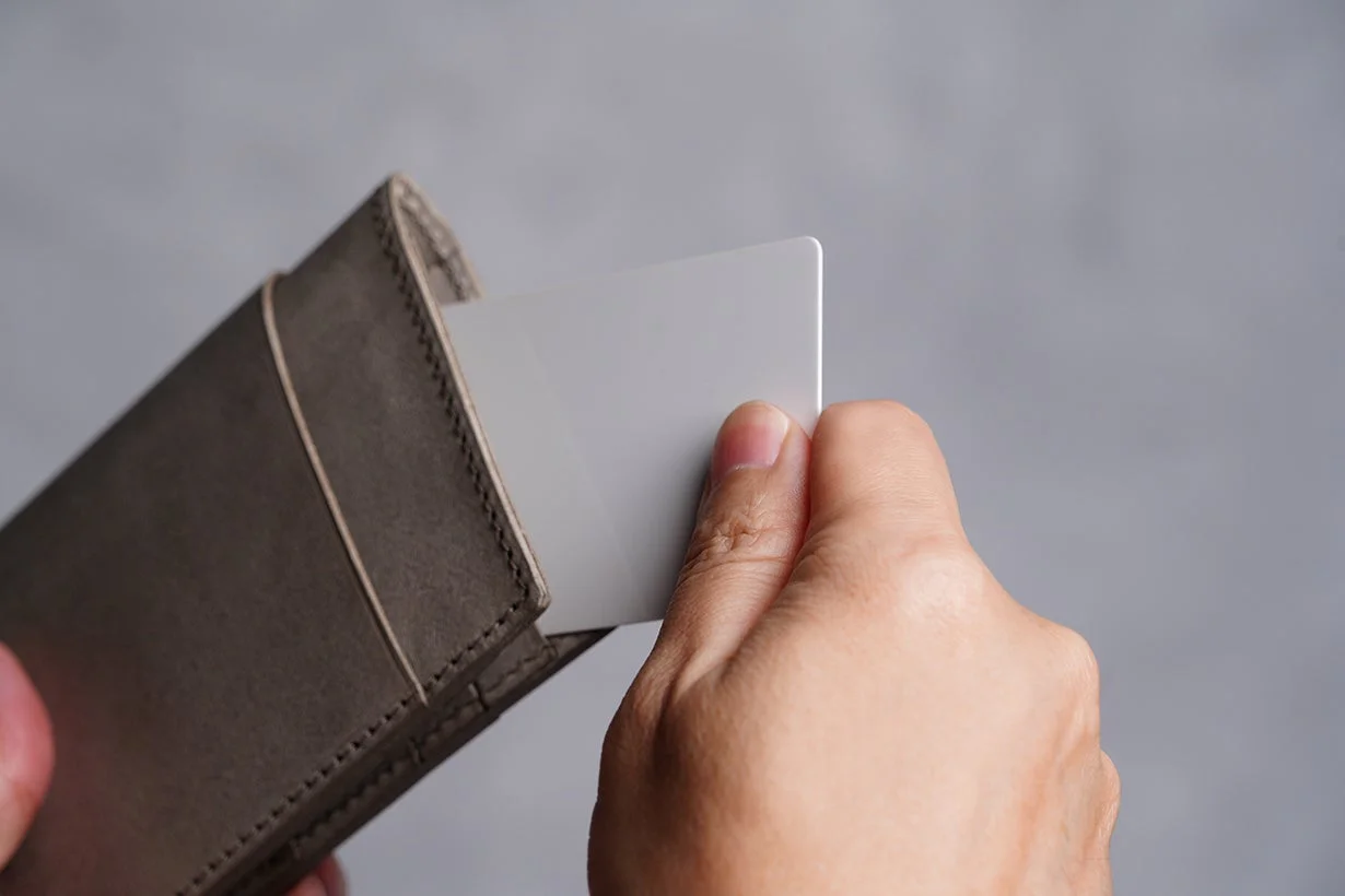 カードを抜く様子