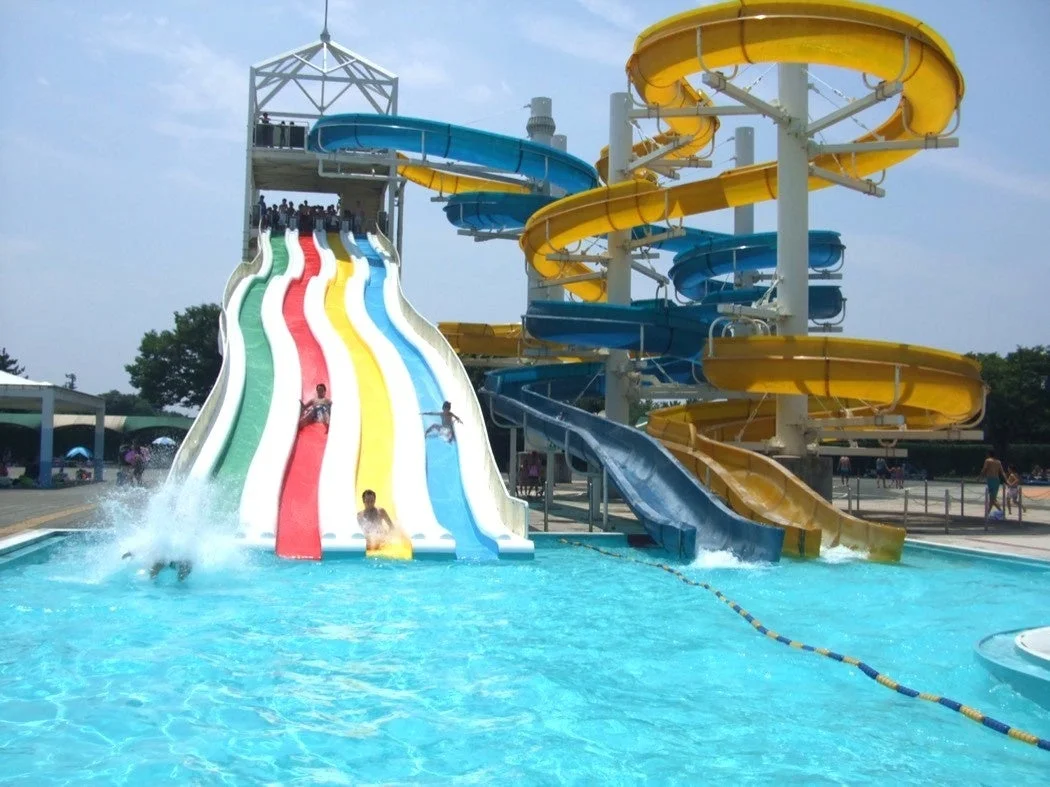 ウォータースライダーなど、公園のレジャー施設