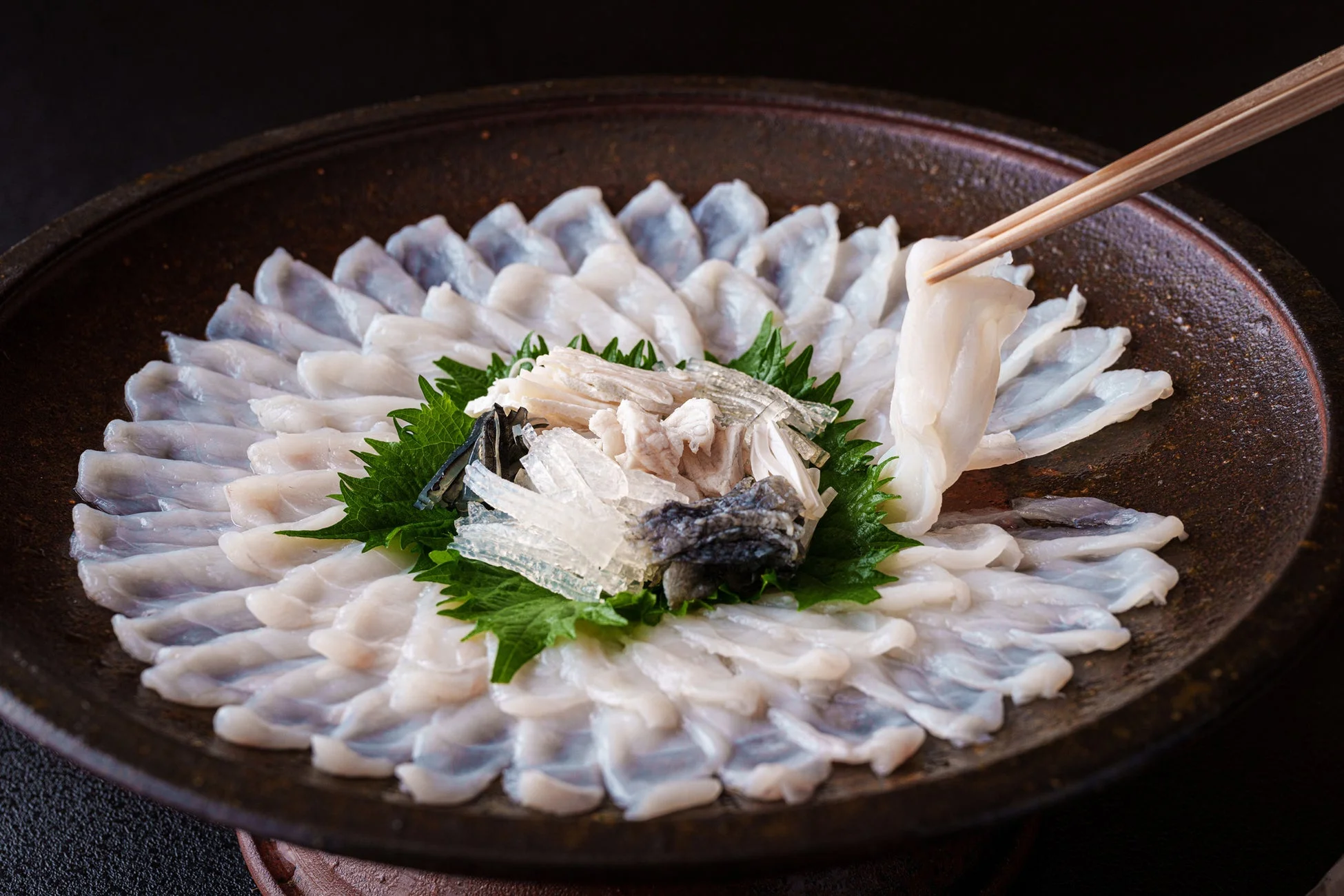 大皿に美しく盛り付けられたふぐ刺し