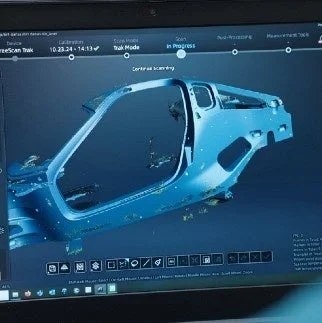 モニター画面に自動車フレームの3Dスキャンデータ