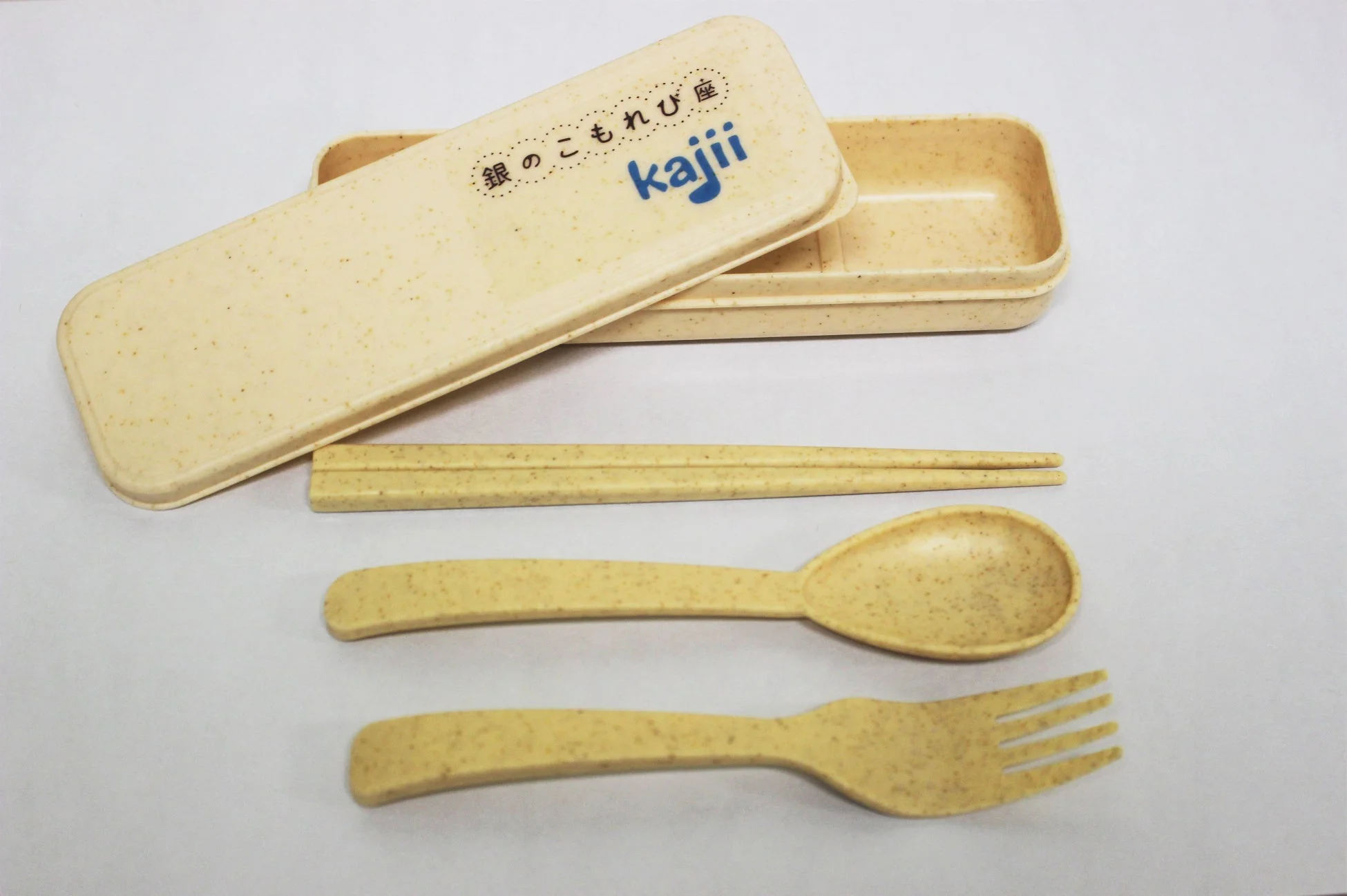 淡いベージュ色のケースに入った携帯用カトラリーセット